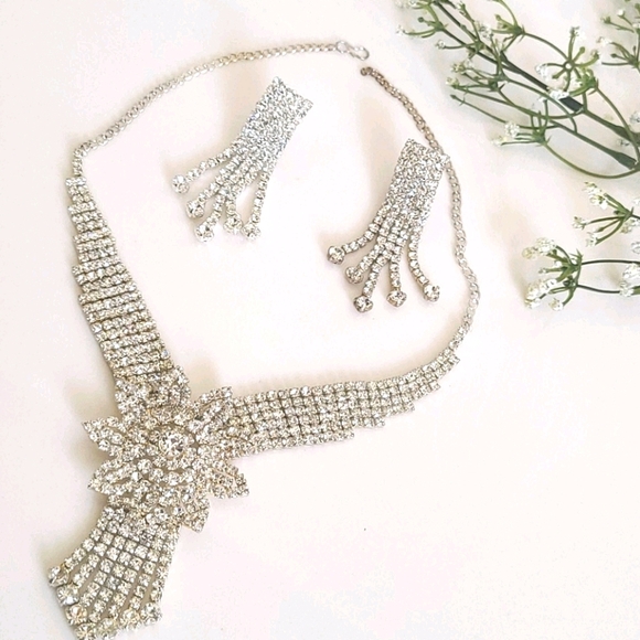 Jewelry - Necklace Set